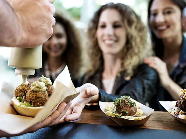 Street-Food wird an Gäste ausgegeben