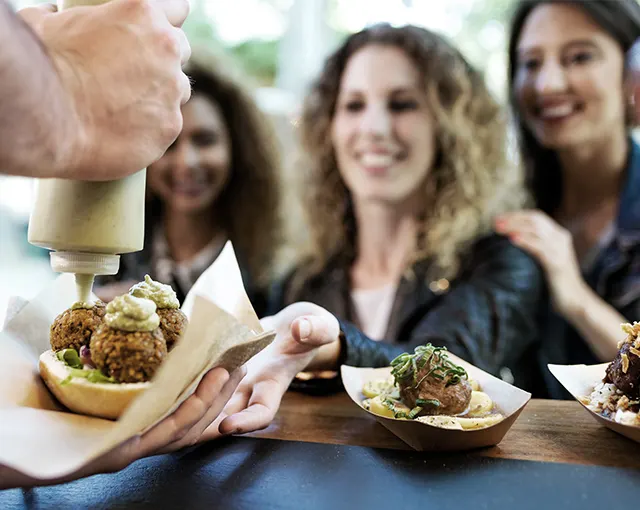 Gäste mit Street-Food-Schalen