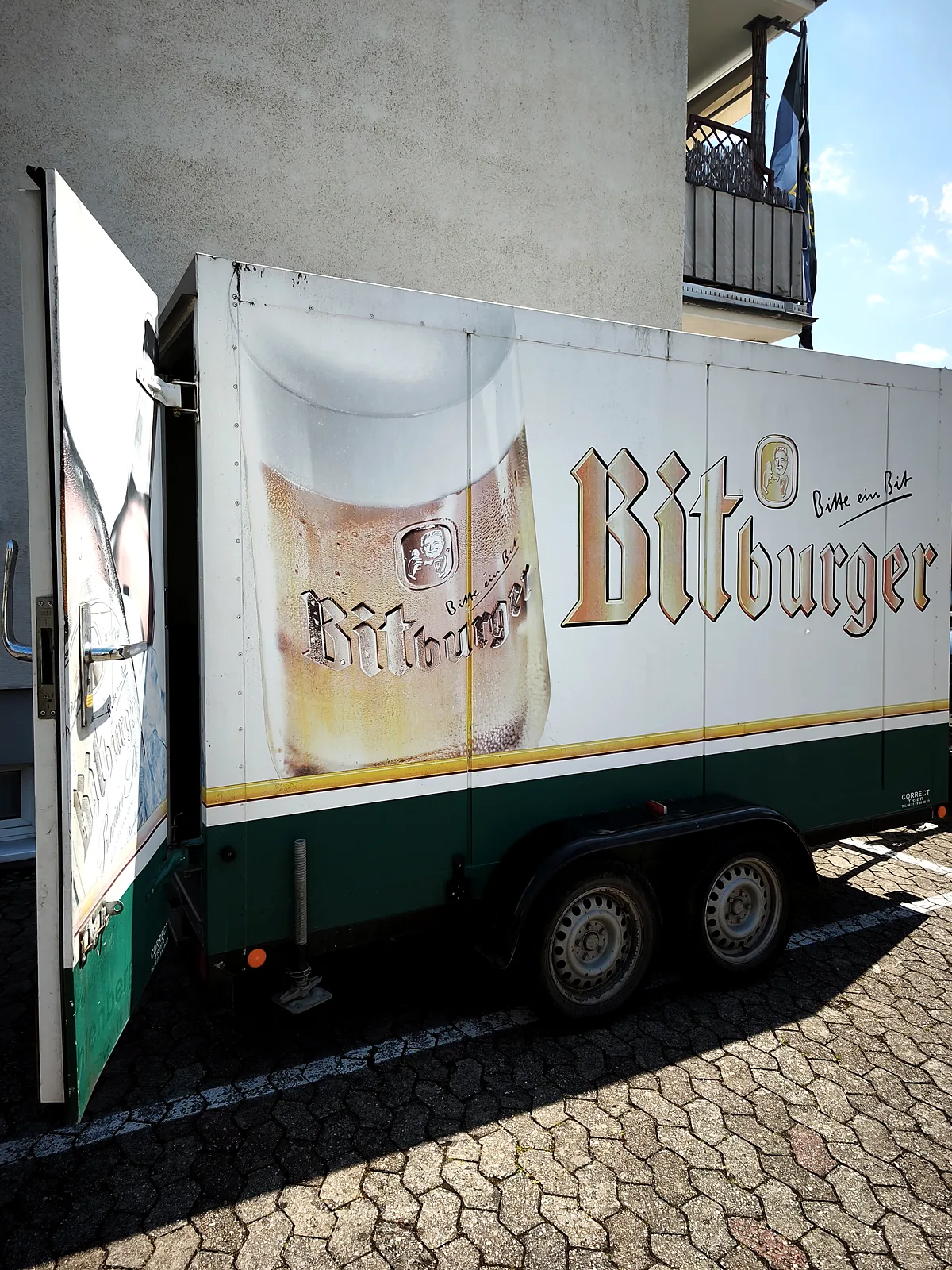 Kühlwagen mit geöffneter Seitentür